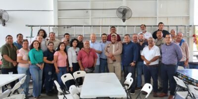 Reconce Víctor Castro a trabajadores que realizan la organización de la ornamentación patria