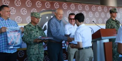 Entrega gobernador Víctor Castro uniformes a participantes de la Copa Pazífica de Fútbol