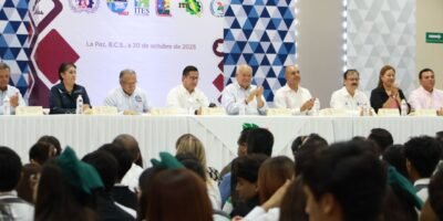 Firma Víctor Castro acuerdo que facilita el acceso a la educación superior a estudiantes del CECyTE
