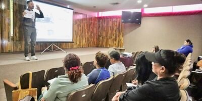 Reciben comerciantes capacitación en manejo de aliementos para el Carnaval La Paz 2026