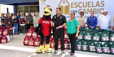 Alcalde Christian Agúndez encabeza entrega de mochilas, tablets y sillas de ruedas en CBTIS No° 256