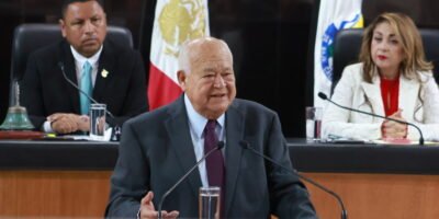 Acude Víctor Castro a develación del nombre y lema de la UABCS en el Congreso del Estado