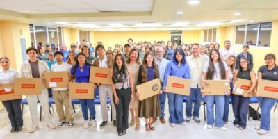 Entrega Ayuntamiento de Los Cabos laptops a estudiantes destacados de la UABCS