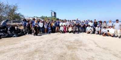 Realizan con éxito jornada de limpieza «Ola Azul» en playa de La Paz