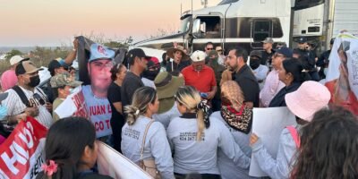 Retiran bloqueo del Aeropuerto de Los Cabos; alcalde atiende a familias