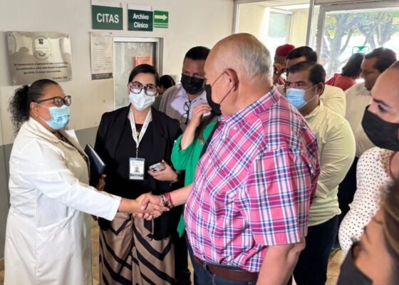 Gobernador de BCS supervisando hospital en Los Cabos