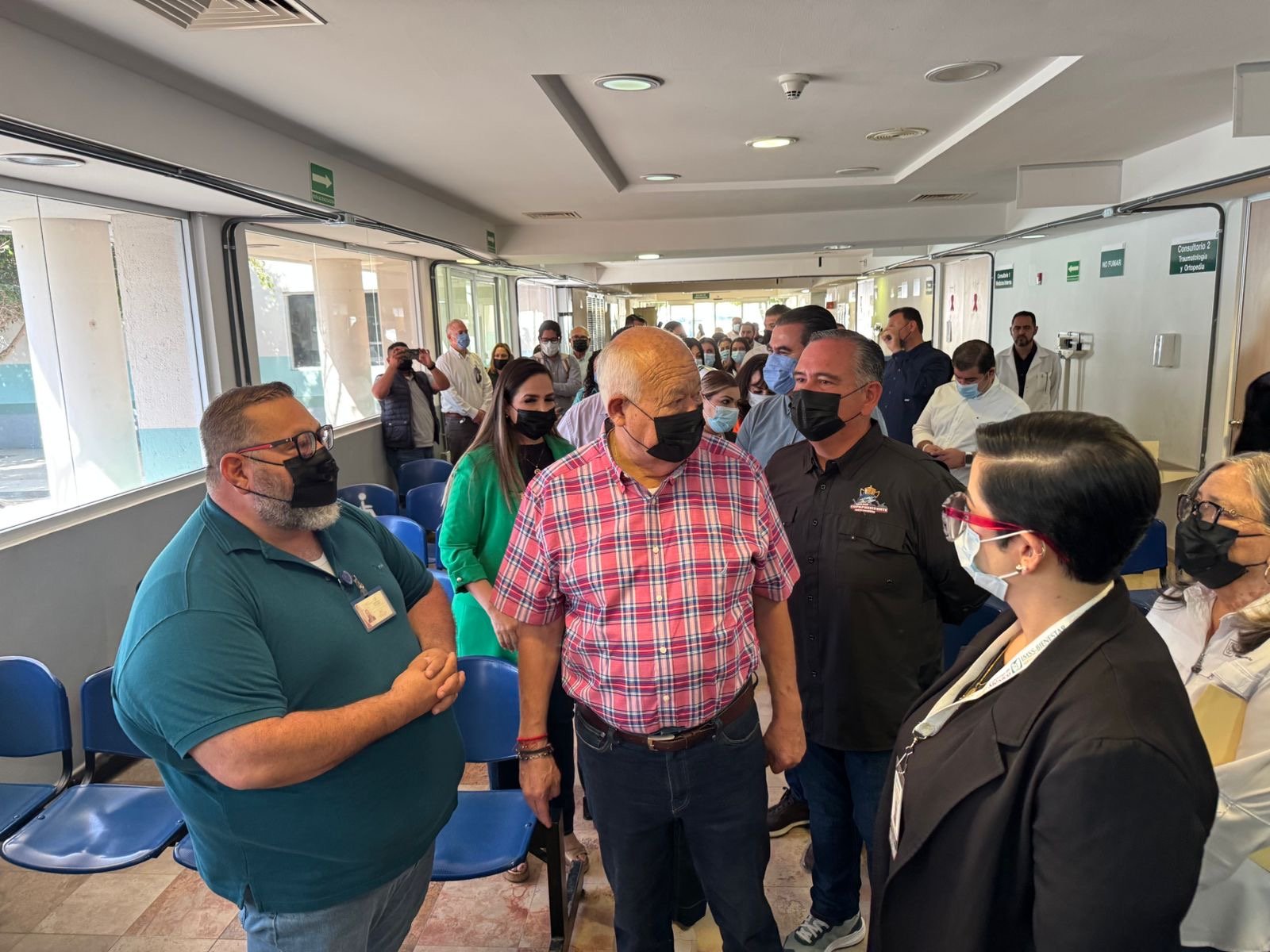 Víctor Castro Cosío durante gira de supervisión en unidades médicas de Los Cabos