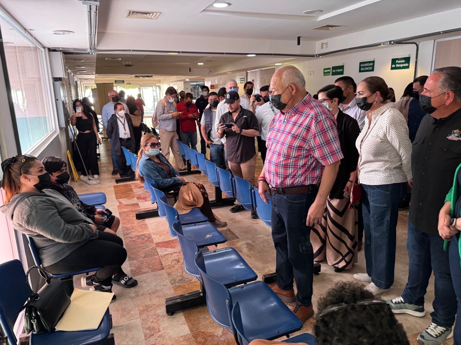 El gobernador Víctor Castro Cosío atendió a ciudadanos durante su visita al hospital en Los Cabos