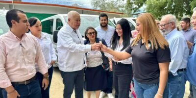 Recibe UABCS La Ribera transporte escolar por parte del gobernador Víctor Castro