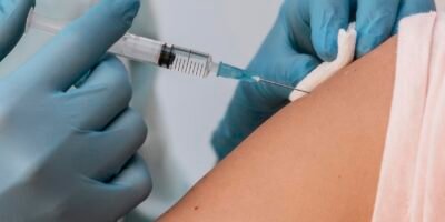 Acerca Salud BCS vacunación a familias de la zona del Vizcaíno