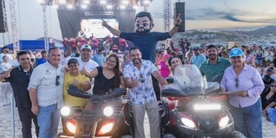 Festeja Christian Agúndez a docentes con encuentro deportivo en la playa El Tule