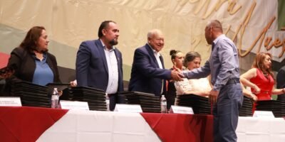 Entrega Víctor Castro estímulos a 198 docentes por Día del Maestro