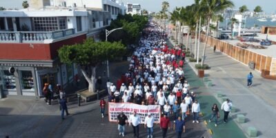 Cerca de 2 mil maestros toman el Malecón de La Paz; sindicatos se suman a exigencias laborales