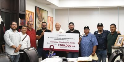 Entrega Víctor Castro apoyo de 200 mil pesos a cooperativa para impulsar turismo marítimo