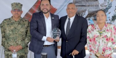 Entrega Christian Agúndez reconocimiento a escuela de Los Cabos por logro ambiental internacional