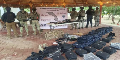 Autoridades federales aseguran armas, droga y explosivos tras cateos en Los Cabos