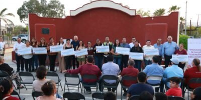 Encabeza Víctor Castro encuentro ciudadano y entrega apoyos en El Campamento