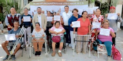 Entrega alcalde José Laruambe apoyos a 23 familias cabeñas