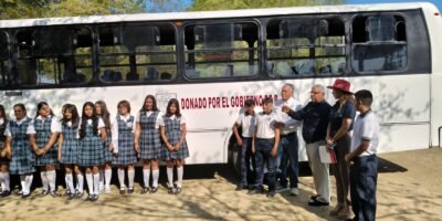 Entrega Gobierno del Estado autobús escolar a secundaria de Los Planes