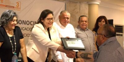 Premian años de servicio de personal administrativo educativo en Baja California Sur