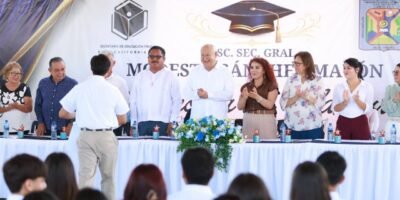 Encabeza Víctor Castro ceremonía de graduación en secundaria en Loreto