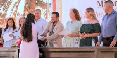 Ayuntamiento de Los Cabos reconoce a estudiantes graduados de secundaria