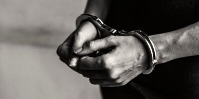 Detienen a sujeto por presunta posesión de metanfetamina en La Paz