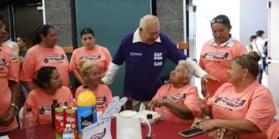 Reconoce Víctor Castro personas adultas mayores en cuarta edición de “Abueleando”