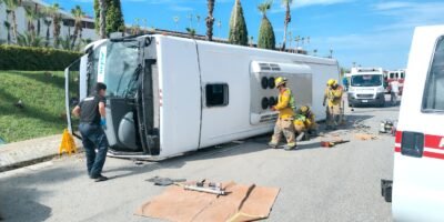 Vuelca camión de transporte de personal en la Los Cabos; deja cuatro lesionados