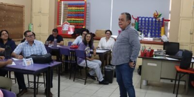 Analizan regulación del uso de celulares y redes sociales en escuelas de BCS