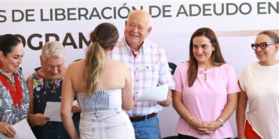 Encabeza Víctor Castro entrega de apoyos “Volver a Crecer» a mujeres y productores