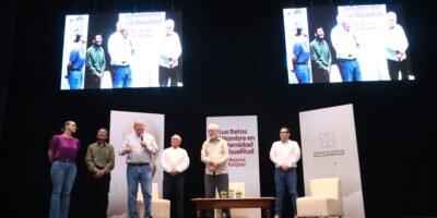 Participa Víctor Castro en conferencia sobre paternidad y la abuelitud