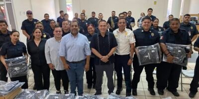 Entregan 56 uniformes a elementos del Cuerpo de Bomberos de La Paz