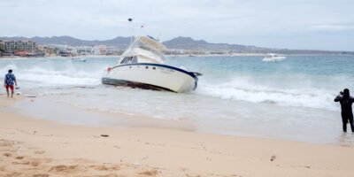 Embarcación queda varada en Los Cabos; autoridades delimitan la zona