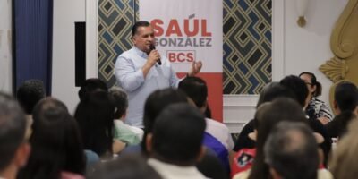 Saúl González dialoga con especialistas sobre los retos de la salud en BCS