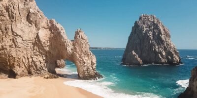 Restringen acceso a Playa del Divorcio por riesgo extremo en zona del Arco