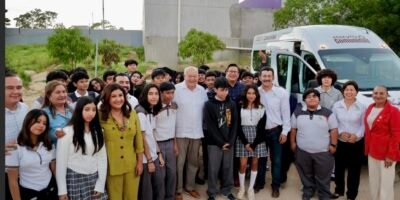 Impulsa Víctor Castro educación con la entrega de unidad de transporte al CECyTE