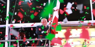 Encabeza Víctor Castro el tradicional Grito de Independencia en La Paz