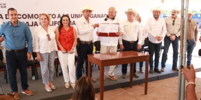 Entrega Víctor Castro predio mayor a 2 héctareas a la Unión Ganadera Regional