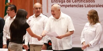 Entrega Víctor Castro 55 certificados de competencias laborales en La Paz