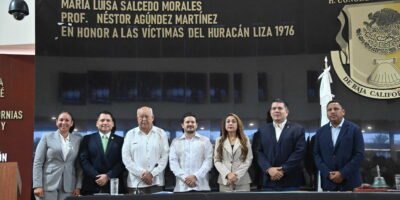 Develan letras doradas en honor a las víctimas del huracán Liza