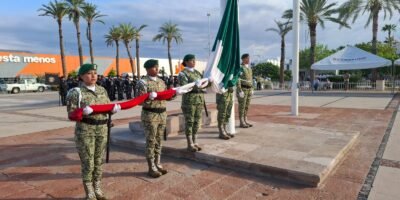 Inician festejos del mes patrio con izamiento de la Bandera Nacional en BCS