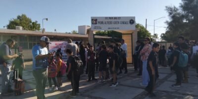 Padres y maestros bloquean acceso a primaria por inconformidad con nuevo director en Comondú