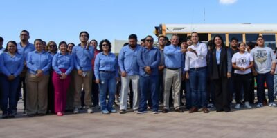 Entregan unidad de transporte a la Universidad Tecnológica de La Paz