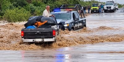 Van 20 auxilios por vehículos atrapados en arroyos en La Paz